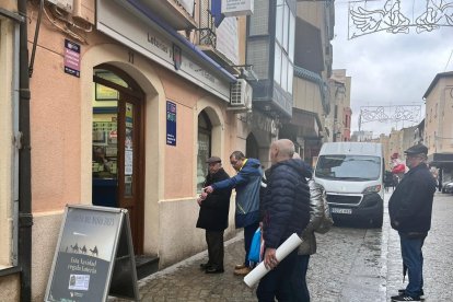 Algunos curiosos se han acercado ya