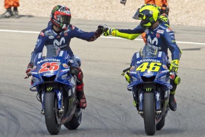 Maverick Viñales (3º) y Valentino Rossi (2º), compañeros en Yamaha, se felicitan en la vuelta de honor del Gran Premio de Alemania de MotoGP por haber acabado en el podio por detrás de Marc Márquez.