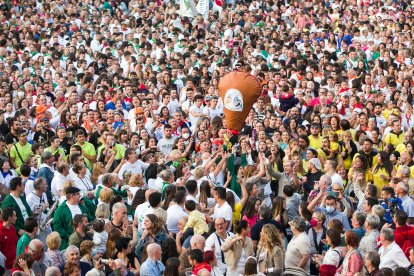 La plaza mayor fue el escenario del arranque de las fiestas con el pregón, la bomba anunciadora y el lanzamiento de la bota. TOMÁS ALONSO