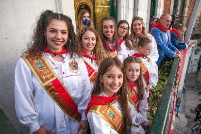 Reinas de las peñas en el balcón de la casa consistorial. TOMÁS ALONSO