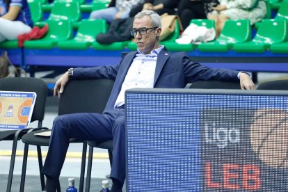 Paco Olmos sentado en el banquillo delColiseum. Santi Otero