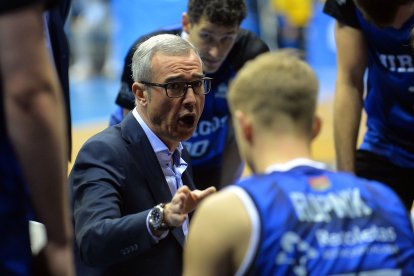 Paco Olmos corrige a los suyos durante una pausa en un partido. Santi Otero