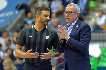 Paco Olmos dialoga con el árbitro durante el encuentro ante Gipuzkoa