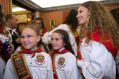 Reinas de las peñas en el Salón de Plenos. TOMÁS ALONSO