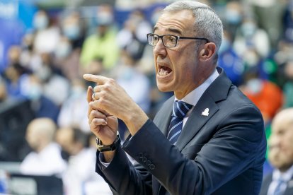 Paco Olmos dirige a su equipo en la temporada pasada. SANTI OTERO