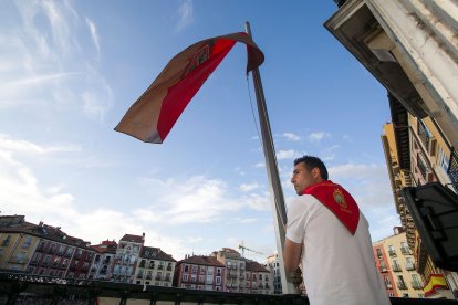 La plaza mayor fue el escenario del arranque de las fiestas con el pregón, la bomba anunciadora y el lanzamiento de la bota. TOMÁS ALONSO