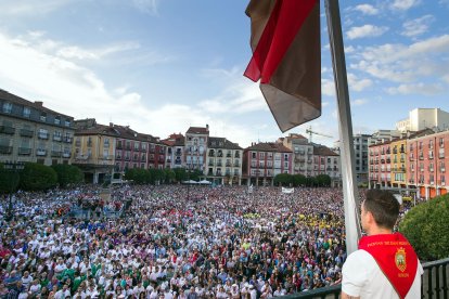 La plaza mayor fue el escenario del arranque de las fiestas con el pregón, la bomba anunciadora y el lanzamiento de la bota. TOMÁS ALONSO