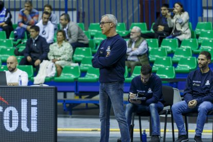 El técnico del San Pablo Burgos, Paco Olmos, durante un partido de preparación. SANTI OTERO