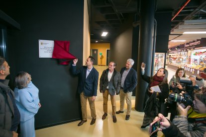 Un momento de la inauguración y visita de los representantes municipales al Mercado de Gamonal. TOMÁS ALONOS