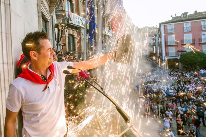 El alcalde lanzó el cohete anunciador. TOMÁS ALONSO