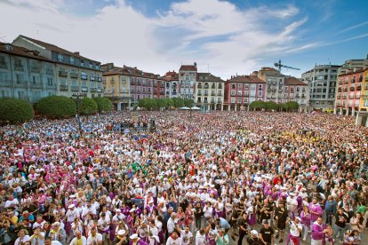 La plaza mayor fue el escenario del arranque de las fiestas con el pregón, la bomba anunciadora y el lanzamiento de la bota. TOMÁS ALONSO