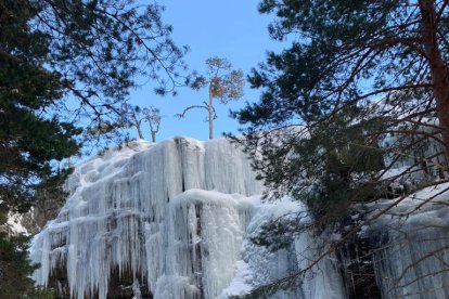 La cortina de hielo de la cueva de Covarnantes en Burgos. AURELIO ANDRÉS