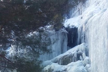 La cortina de hielo de la cueva de Covarnantes en Burgos. AURELIO ANDRÉS