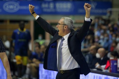 Paco Olmos marca una jugada defensiva. ACB PHOTO / C. CASTRO