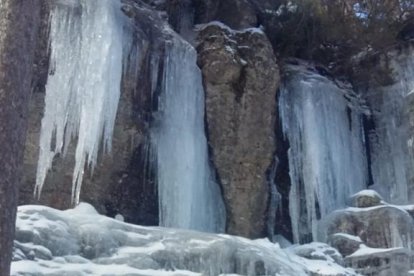 La cortina de hielo de la cueva de Covarnantes en Burgos. AURELIO ANDRÉS