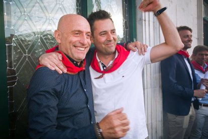 De la Rosa, eufórico, se abraza a Calero. TOMÁS ALONSO