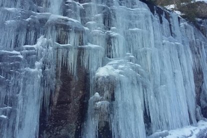 La cortina de hielo de la cueva de Covarnantes en Burgos. AURELIO ANDRÉS