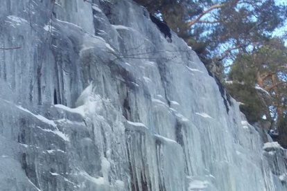 La cortina de hielo de la cueva de Covarnantes en Burgos. AURELIO ANDRÉS