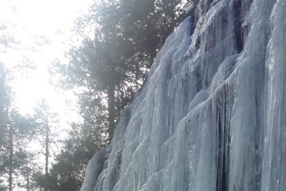 La cortina de hielo de la cueva de Covarnantes en Burgos. AURELIO ANDRÉS