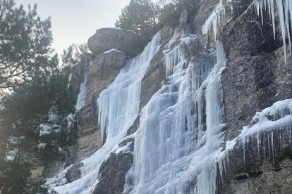 La cortina de hielo de la cueva de Covarnantes en Burgos. AURELIO ANDRÉS