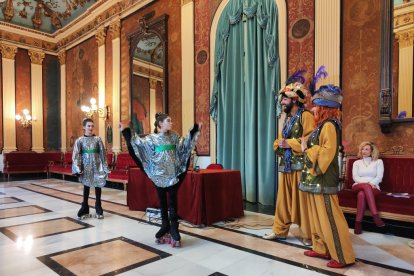 Las guardianas del dragón charlan con los encargados del Servicio Postal Mágico. ECB