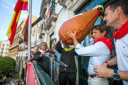 El Cordobés, a punto de tirar la bota. TOMÁS ALONSO