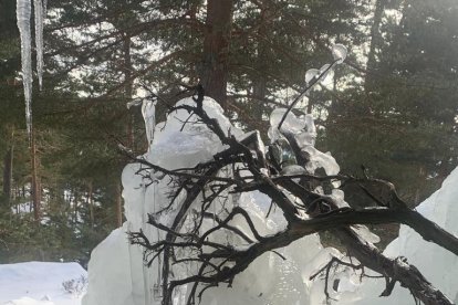 La cortina de hielo de la cueva de Covarnantes en Burgos. AURELIO ANDRÉS