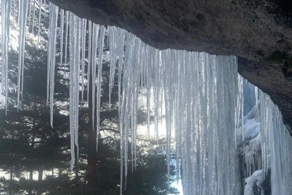 La cortina de hielo de la cueva de Covarnantes en Burgos. AURELIO ANDRÉS
