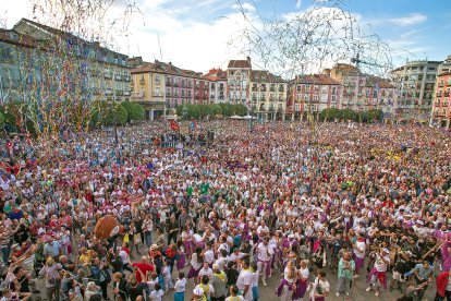 La plaza Mayor, a reventar para el inicio de las fiestas de San Pedro 2022. TOMÁS ALONSO
