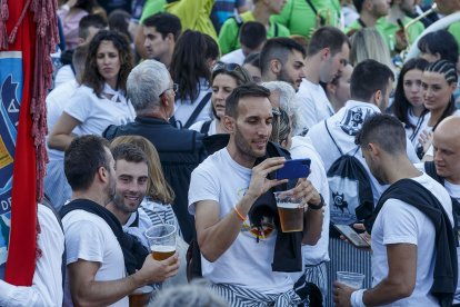 Público en el arranque de las fiestas de San Pedro. SANTI OTERO