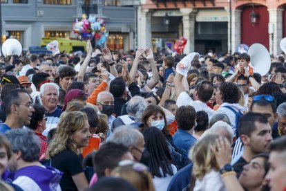 Público en el arranque de las fiestas de San Pedro. SANTI OTERO