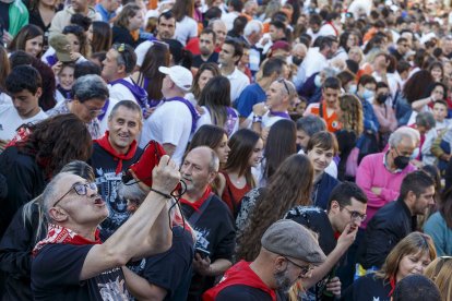 Público en el arranque de las fiestas de San Pedro. SANTI OTERO