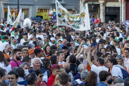 Público en el arranque de las fiestas de San Pedro. SANTI OTERO