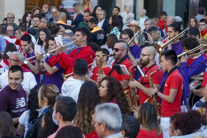 Público en el arranque de las fiestas de San Pedro. SANTI OTERO