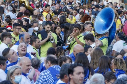 Público en el arranque de las fiestas de San Pedro. SANTI OTERO