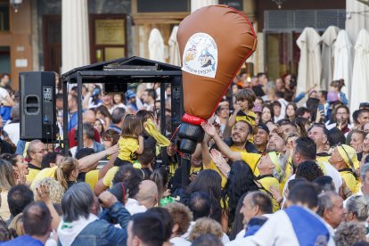 Rueda la bota por la plaza mayor. SANTI OTERO