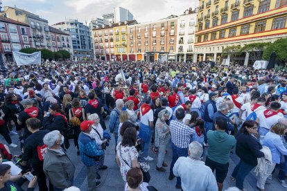 Público en el arranque de las fiestas de San Pedro. SANTI OTERO
