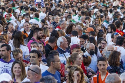 Público en el arranque de las fiestas de San Pedro. SANTI OTERO