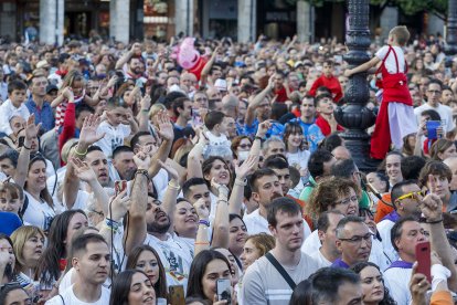 Público en el arranque de las fiestas de San Pedro. SANTI OTERO