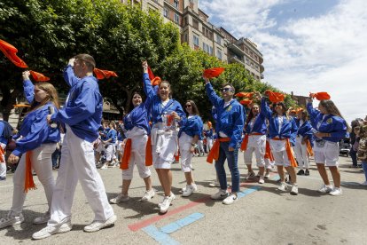 Cabalgata de las peñas, grupos de folclore y casas regionales en la calle Vitoria. FOTOS: © ECB / SANTI OTERO