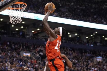 Siakam, 25 años y número 27 del draft, ejecutando un mate ante los Rockets.