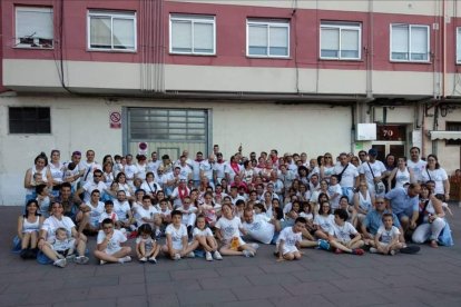 Peña de La Alegría del Barrio de San Pedro. Se fundó en 1976 y tiene unos 1.000 socios. Sede en la Calle Emperador, 70 bajo. Actividades: participación activa en las fiestas de San Pedro, organización de actividades para los socios el resto del año y para el barrio en sus fiestas tradicionales.