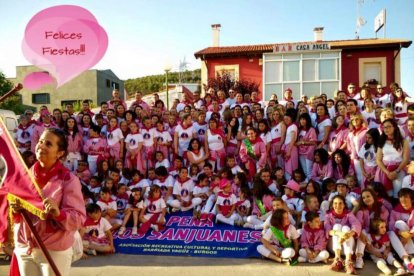 La Peña Los Sanjuanes es una de las agrupaciones más modernas. Se fundo en el año 2014. Y arrancó con fuerza. 630 socios y socias que tienen su lugar de encuentro en calle Venezuela. Los Sanjuanes es una asociación que prepara fiestas sin parar a parte de las fiestas de nuestra ciudad. Entre ellas la gran paellada a la que acuden unos 400 socios y socias, carnavales, excursiones, talleres infantiles, cenas y comidas de aniversario y San queremos. En el año 2015 Patricia de la Vega fue Reina de Burgos y en 2017 ganaron una mención especial a la carroza Los Pitufos Sanjuaneros.