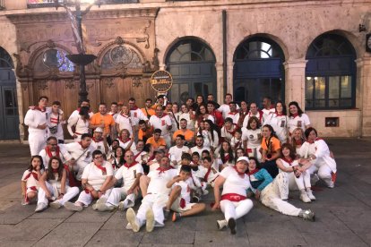 La Sociedad Cultural y Recreativa de San Pedro de la Fuente se fundó en 1979. Tiene su sede en la calle Villalón, 30. Está integrada por 160 personas y son muy activos, junto con la Alegría, en la celebración de las fiestas del barrio como el reparto de la cecina o el Mercado Medieval. Cuenta con un grupo de danzas regionales en la sociedad que participa en diversos festivales.