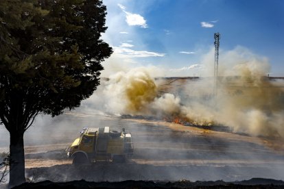 Los equipos de extinción se han centrado en evitar que las llamas llegaran a la zona de arbolado y los Bomberos de Burgos lo han dado por controladO. FOTOS: © ECB / SANTI OTERO
