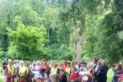 La Casa Regional de Andalucía se fundó en 1995 con cinco socios. Poco a poco ha ido creciendo hasta integrar a 180 familias que conforman la comunidad andaluza en Burgos. Tienen su sede en el Pasaje Fernando de Rojas, 10. Persiguen la transmisión de la tradición y las costumbres andaluzas participando de forma activa en los actos burgaleses o replicando los andaluces en Burgos como su Romería del Rocío o su Feria de Abril.