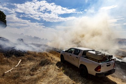 Los equipos de extinción se han centrado en evitar que las llamas llegaran a la zona de arbolado y los Bomberos de Burgos lo han dado por controladO. FOTOS: © ECB / SANTI OTERO