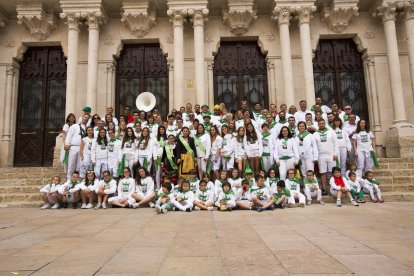 La Peña La Farra, de Vadillos, se gestó a principios de los 70. Entonces los jóvenes se juntaban después de su jornada laboral y fueron buscando intereses comunes aunque lo más importante era el almuerzo. Se convirtieron en Peña ya en 1976. Hubo que esperar hasta el año 2000 para que la peña integrara también a mujeres. Participan en todos los actos festivos de la ciudad y desde 2011 organizan las fiestas del barrio. Cuentan con 450 farreros que tienen su sede en Padre Flórez, 10 bajo.