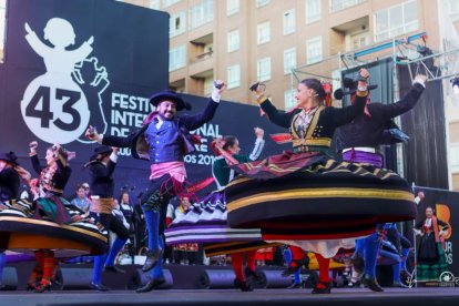 El Grupo de Danzas Justo del Río trata, en cada acto y en cada paso, de preservar la memoria y las enseñanzas del Maestro de la Danza en Castilla y León Justo del Río. El grupo de danzas nació en el año 1968 y cuenta con un millar de socios. Con sede en el Arco de San Gil. Participan activamente en actos festivos como la Cabalgata y la Ofrenda de Flores. Son parte del color castizo burgalés que aportan los grupos folclóricos a las fiestas. Estas agrupaciones serán protagonistas del homenaje a la Jota Burgalesa del 2 de julio.
