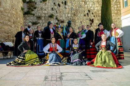 Grupo de Danzas Trébede cuenta con 50 socios que desde 2001 llevan a cabo la difusión de cantos, danzas y tradiciones burgalesas. Cuentan con Escuela Infantil para continuar con la tradición del folclore burgalés. Son habituales en la Feria del Mimbre, en los festejos habituales de la ciudad y en festivales nacionales como los celebrados en Galicia, Castilla y León Madrid o Comunidad Valenciana. También encuentros internacionales de Francia, Italia y Portugal.